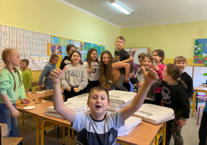 Duża drupa dzieci pozuje do zdjęcia