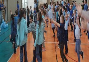 Uczniowie ćwiczą na hali gimnastycznej