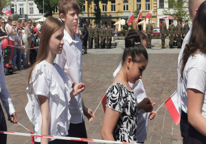 Grupa uczniów tańczy poloneza