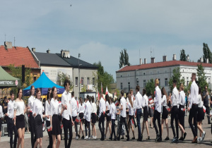 Grupa uczniów tańczy poloneza