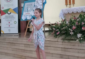 Zuzia śpiewa piosenkę w kościele