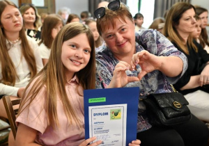 Julia z p. Iwoną siedzą na widowni i pozują do zdjęcia