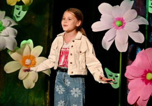 Lena stoi na scenie i recytuje wiersz