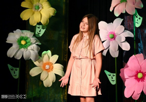 Julia Pietras recytuje na scenie wiersz