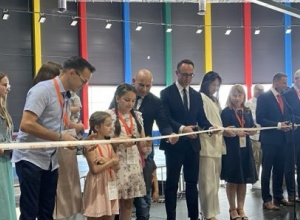 Grupa osób przecina wstęgę