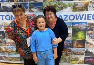 Natalka z dwiema paniami pozuje do zdjęcia