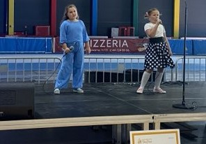 Natalka z koleżankami śpiewa piosenkę
