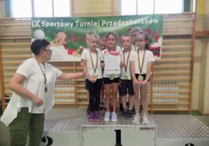 Uczniowie pozują do zdjęcia z medalami