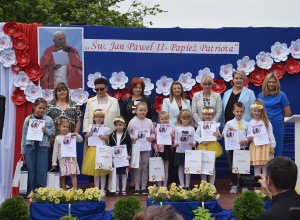 Uczniowie pozują do zdjęcia z wychowawcami i zaproszonymi gośćmi