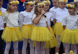 Uczniowie stoją na scenie