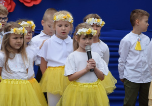 Uczniowie stoją na scenie