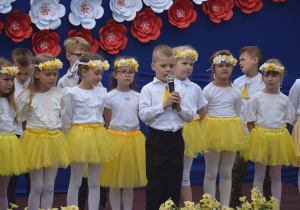 Uczniowie stoją na scenie