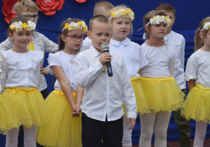 Uczniowie stoją na scenie