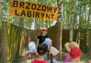 Grupa dzieci stoi przed wejściem do ,,Brzozowego labiryntu"