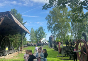 Dzieci zwiedzają skansen maszyn parowych