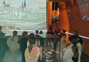 Uczniowie w muzeum multimedialnym