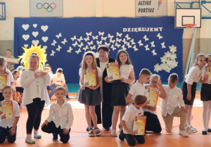 Uczniowie klasy II a z wychowawczynią w różnych pozach