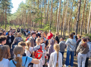 Uczniowie stoją w lesie