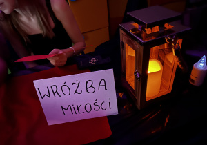 Napis Wróżba miłości, obok świeca