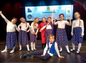 Grupa uczniów stoi na scenia