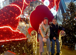 Dwie dziewczynki siedzą na fotelu Mikołaja