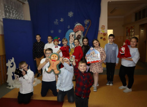 Dzieci prezentują prezenty