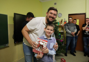 Mikołaj odbiera prezent od Mikołąja