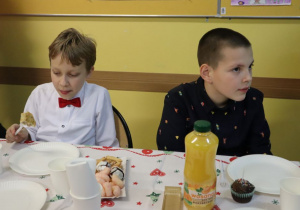 Dwóch chłopców siedzi przy stole