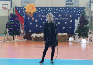 Uczennica śpiewa pastorałkę