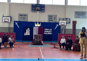 Pani Dyrektor przemawia na tle dekoracji
