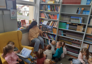 Pani Asia pokazuje dzieciom książkę