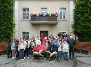 Grupa uczniów pozuje do zdjęcia