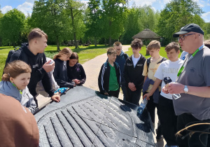 Uczniowie słuchają przewodnika