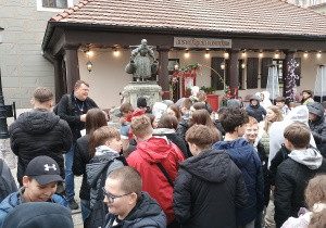 Uczniowie zwiedzają i słuchają przewodnika