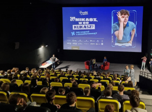 Uczniowie słuchający wykładu. Na dole osoby prowadzące spotkanie.