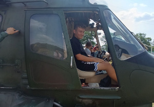 Dwóch uczniów siedzi w helikopterze