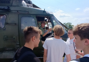 Uczniowie stoją prze helikopterze
