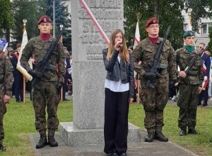 Uczennica śpiewa