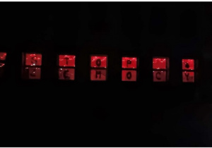 Napis stop przemocy w oknach