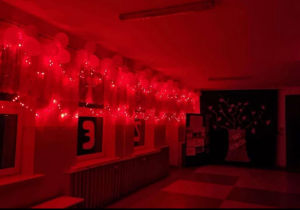 Udekorowany korytarz szkolny