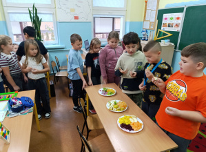 Uczniowie stoją przy ławce