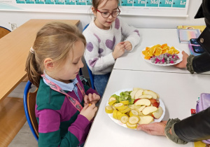 Uczniowie przygotowują zdrowe śniadanie