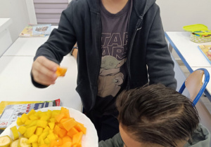 Uczniowie przygotowują zdrowe śniadanie