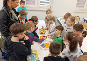 Uczniowie przygotowują zdrowe śniadanie