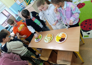 Uczniowie przygotowują zdrowe śniadanie