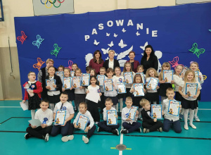 Uczniowie pozują do zdjęcia