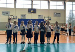 Uczniowie pozują do zdjęcia