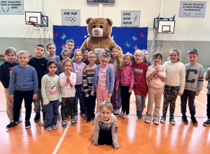 Dzieci pozują z misiem