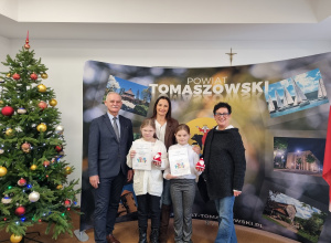 Uczniowie pozują do zdjęcia