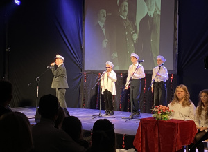 Czworo uczniów na scenie